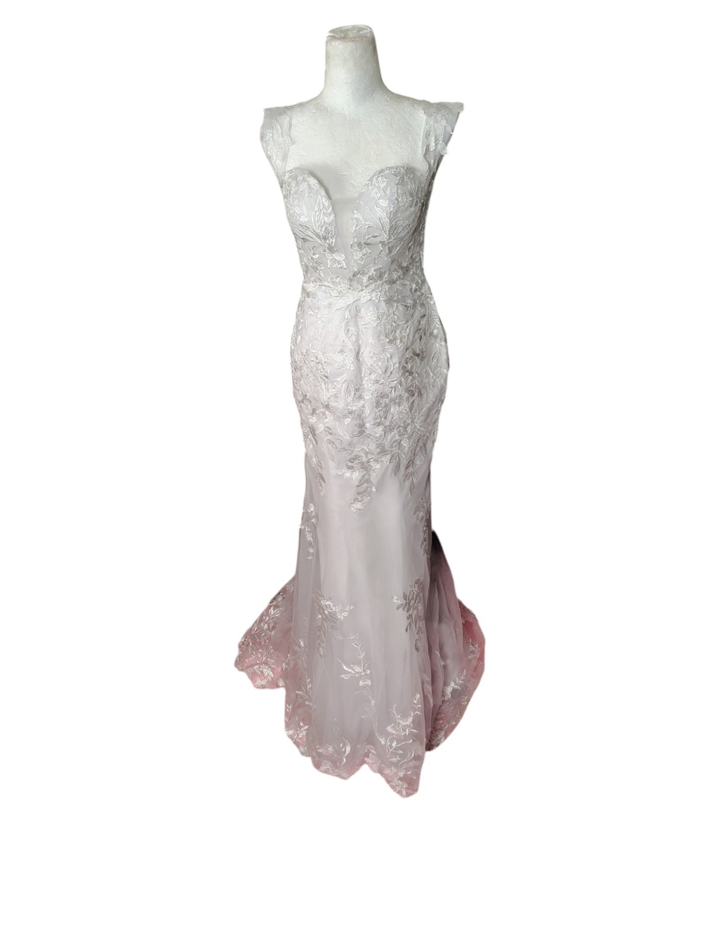 Elegant Lace Appliqué Wedding Dress In White.